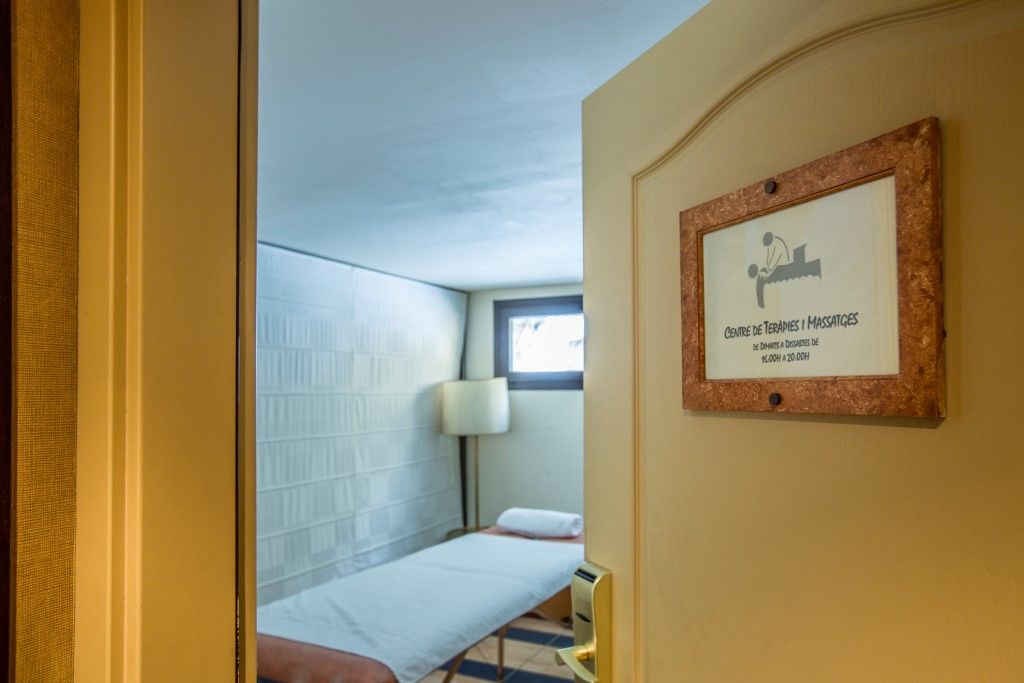 Atiram Patagonia Hotel Arinsal Exterior photo