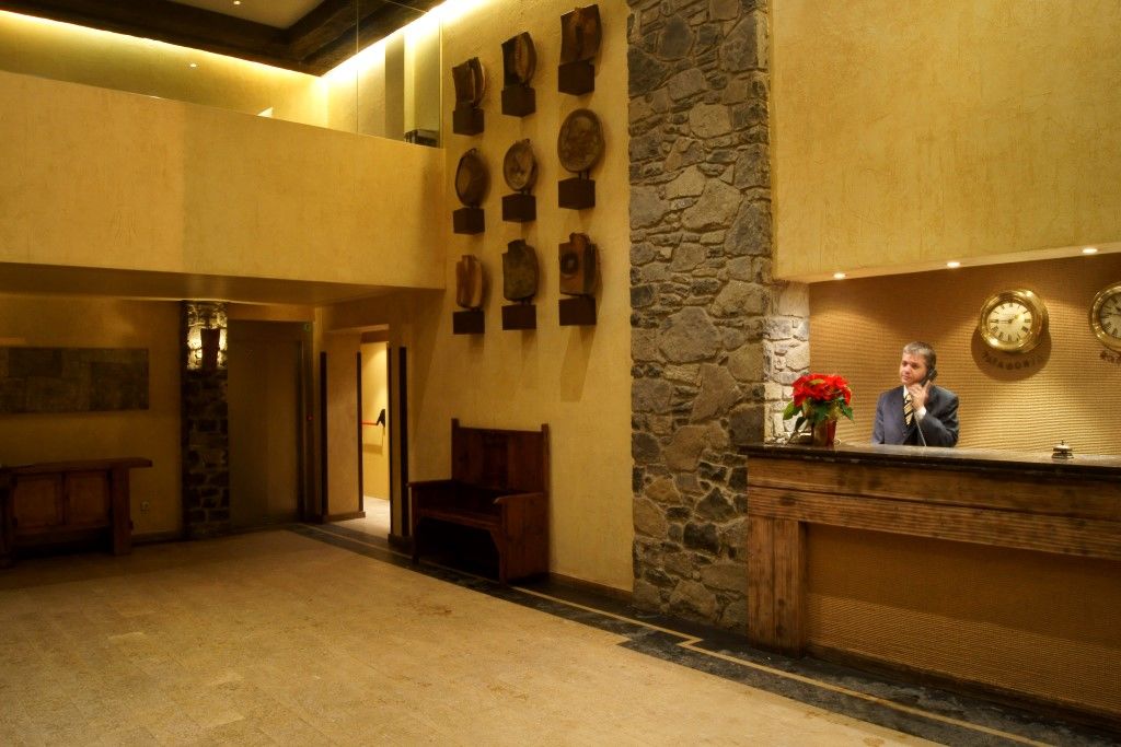 Atiram Patagonia Hotel Arinsal Exterior photo